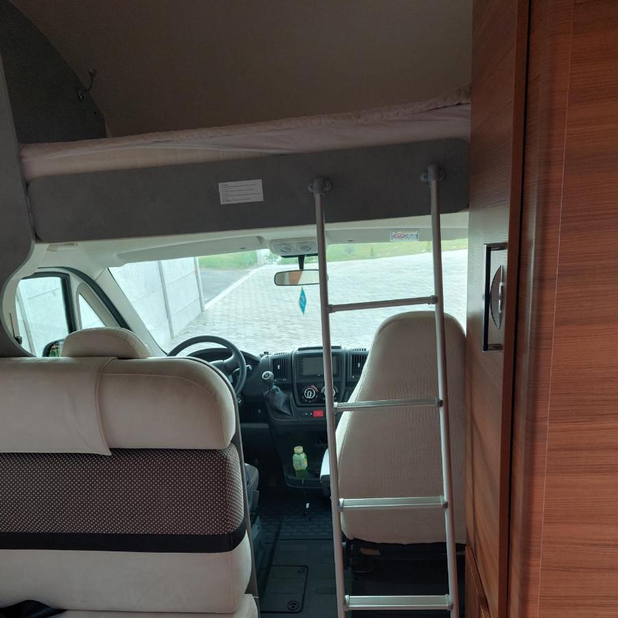 Lakoauto Berles Luxus Negy Kereken Hotel Gyorladamer Exterior photo